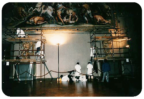 パラッツオ・スピネッリの学生によるヴェッキオ宮殿チンクエチェント広間（フィレンツェ）での修復の様子